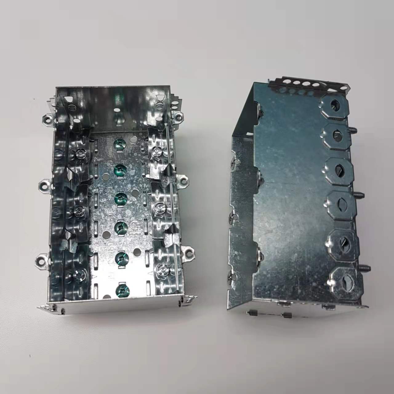 2104-LLE3 Device Box 2-1/2 In. Deep 3 Gang Loomex