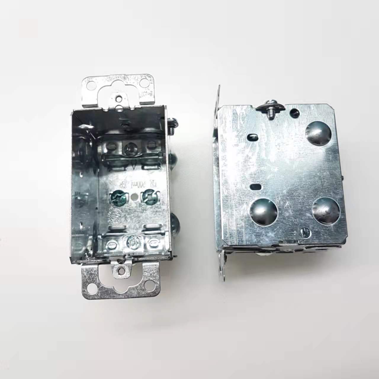 1104-LA Gangable Steel Device Boxes with AC90 Cable Clamps 2-1/2 Inches BX