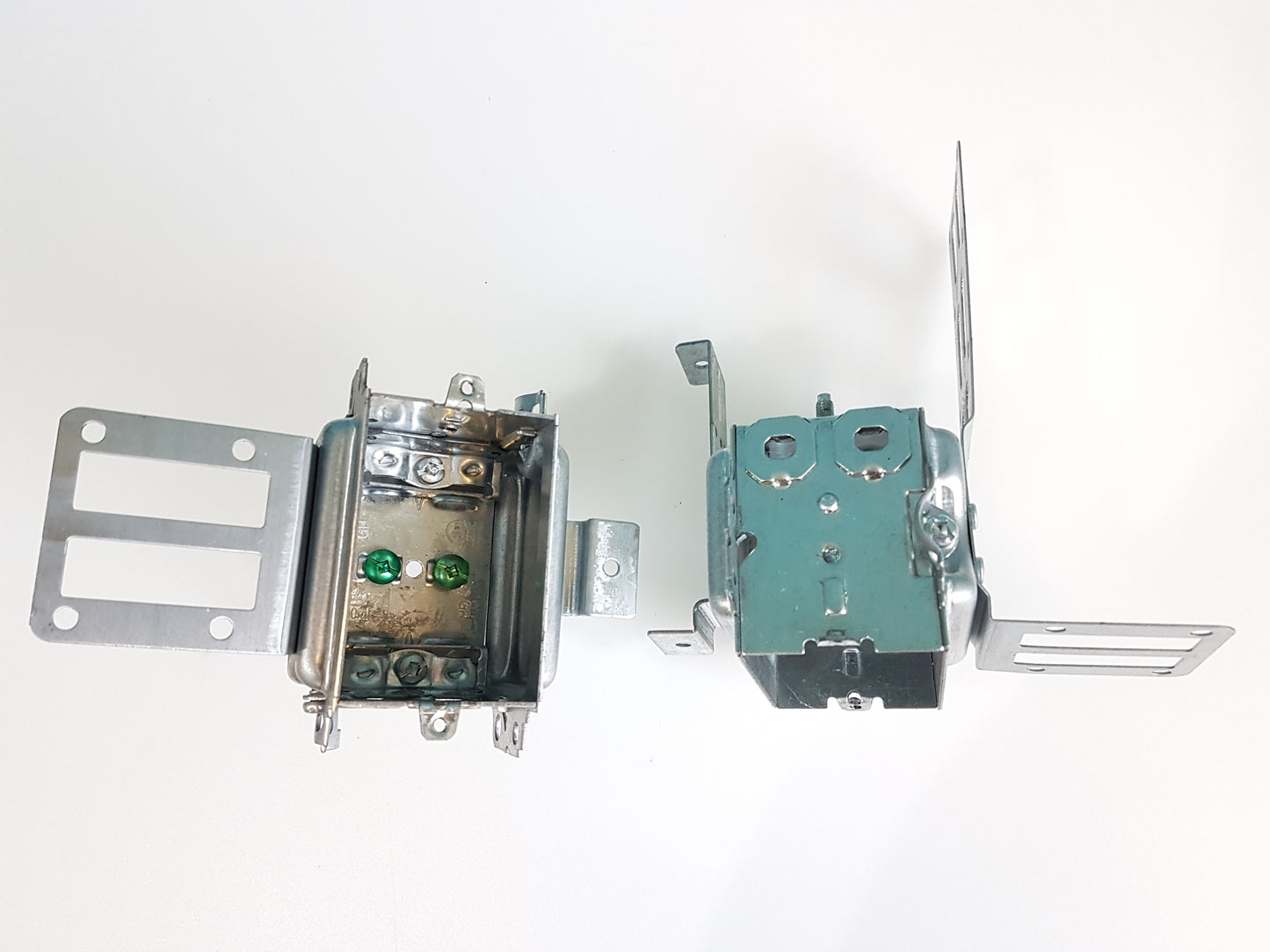 3104-LSSAX Device Box 2-1/2 In. Bx/Loomex Steel Stud, w/ Wrap-around Bracket