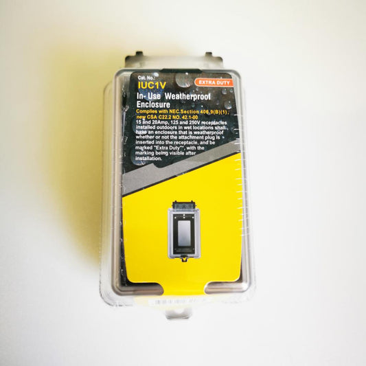 While-in-use single-gang extra-duty clear cover for outdoor receptacle